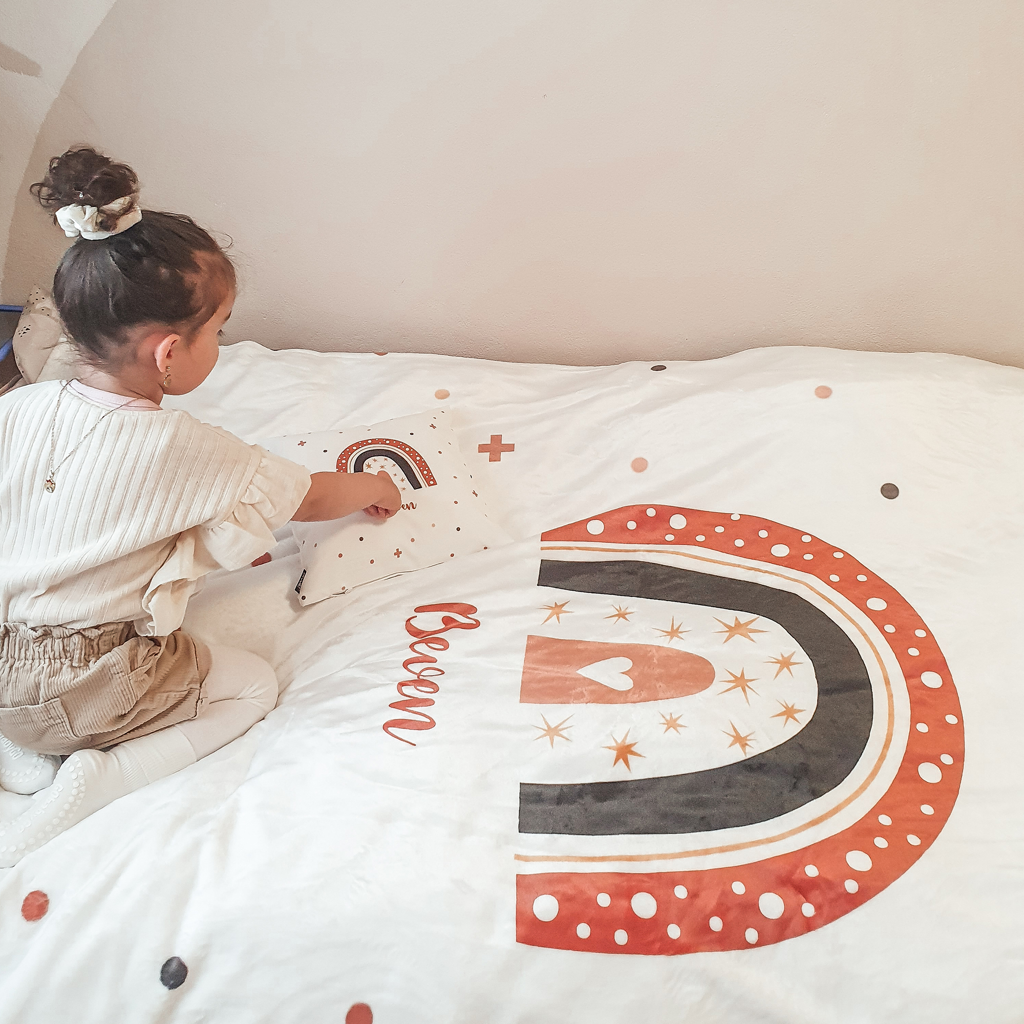 Flauschige Kuscheldecke 75x100 cm mit Namen oder Text personalisierbar im Design Regenbogen Kreuze