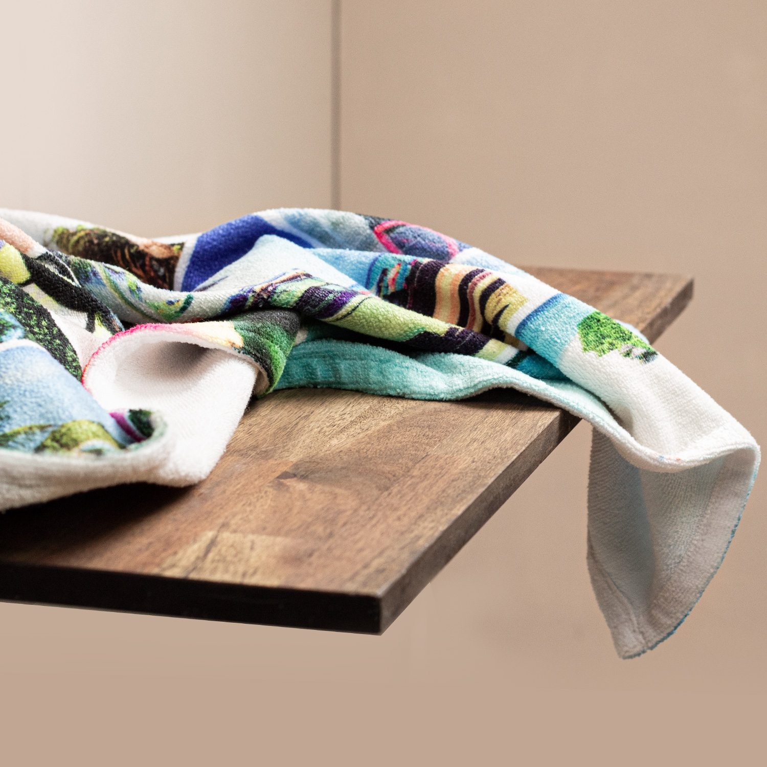 Handtuch 50x100 cm mit Namen oder Text personalisierbar im Design Wild child bunt