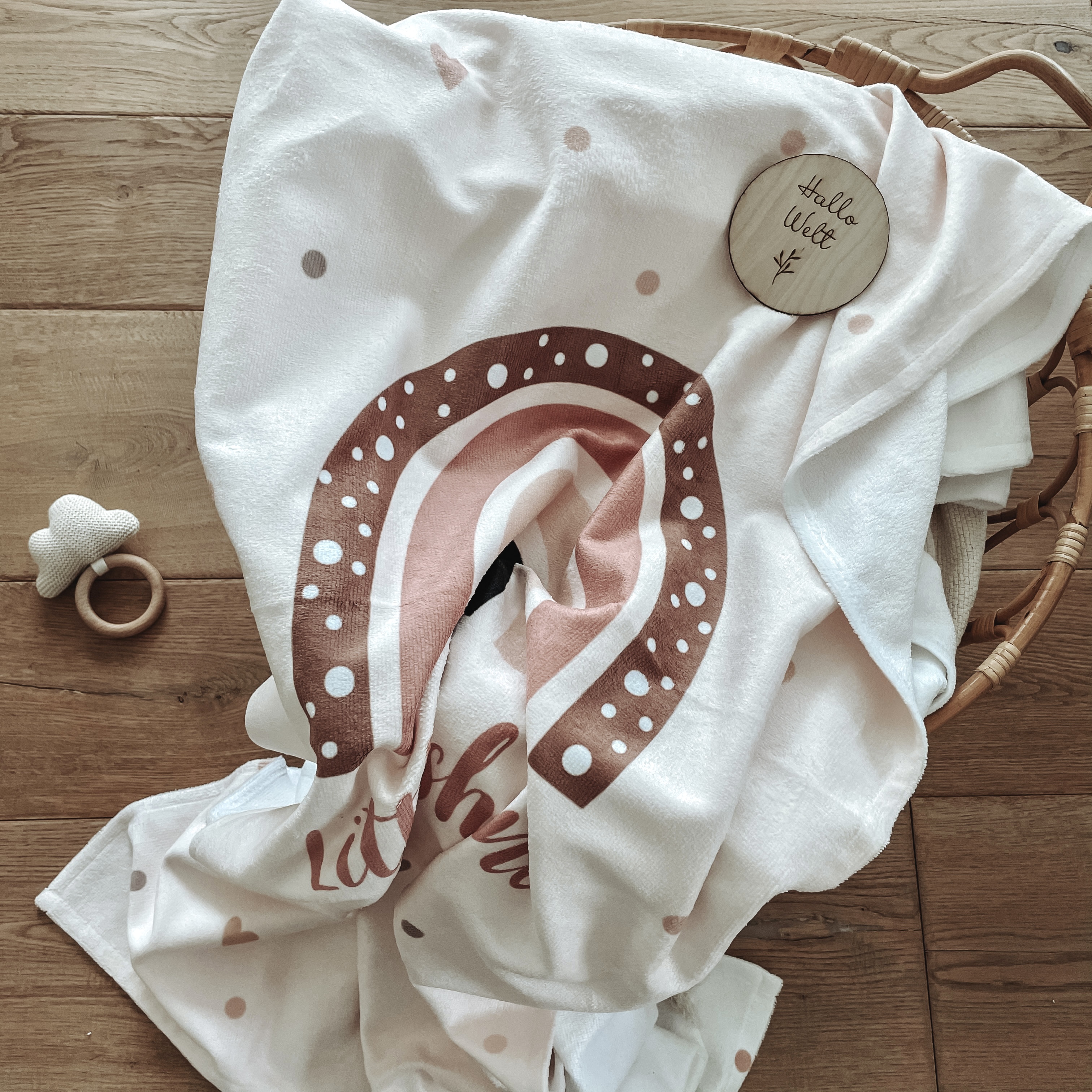 Handtuch 50x100 cm mit Namen oder Text personalisierbar im Design Regenbogen Herzchen