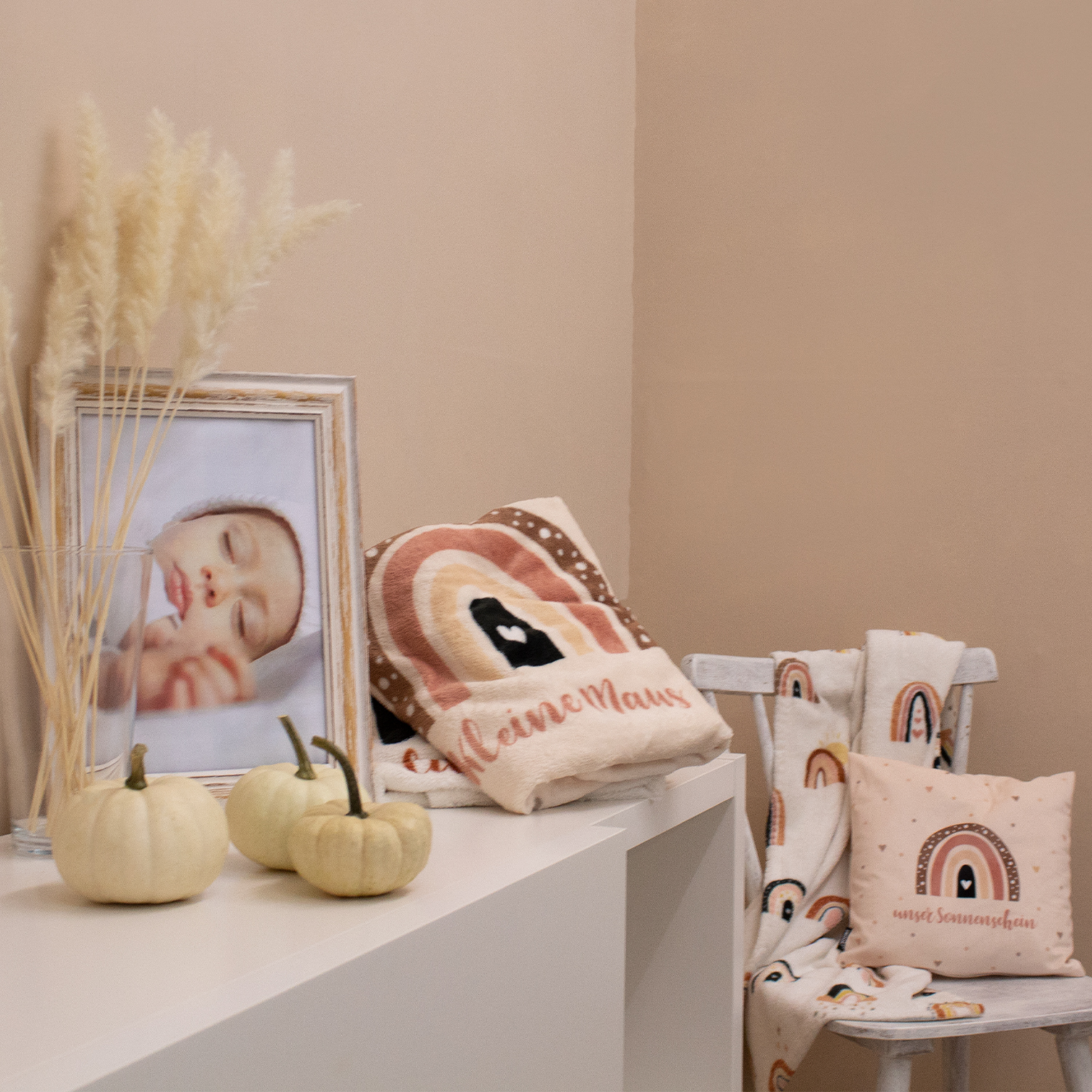 Flauschige Kuscheldecke 75x100 cm mit Namen oder Text personalisierbar im Design Regenbogen Kreuze